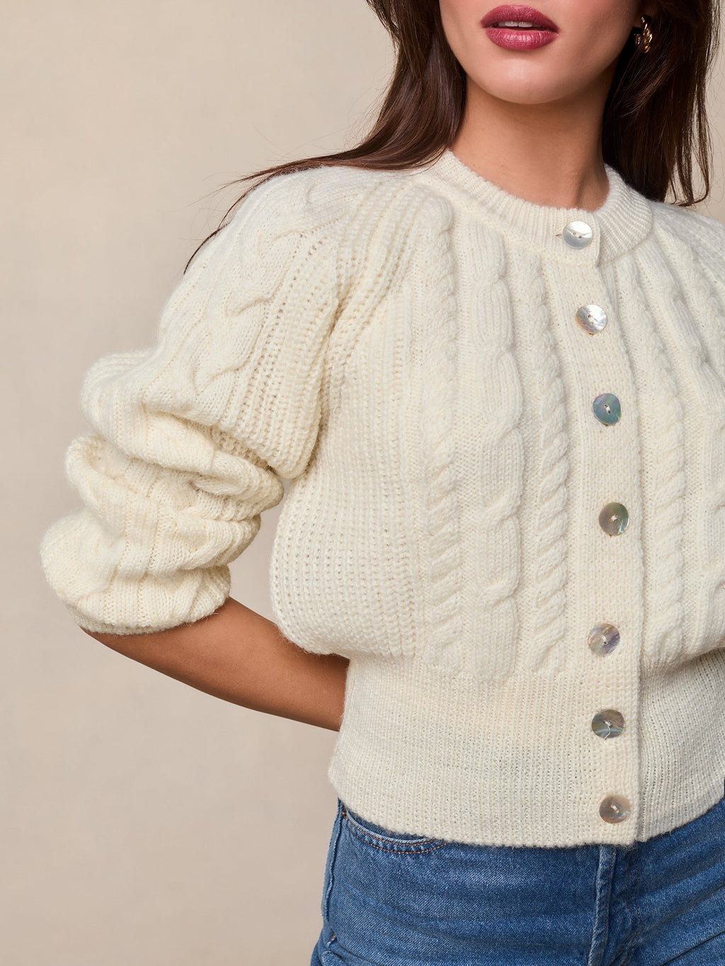 Cardigan Court | Écru En Maille Torsadée | Douillet Et Élégant | Pour Les Journées Fraîches